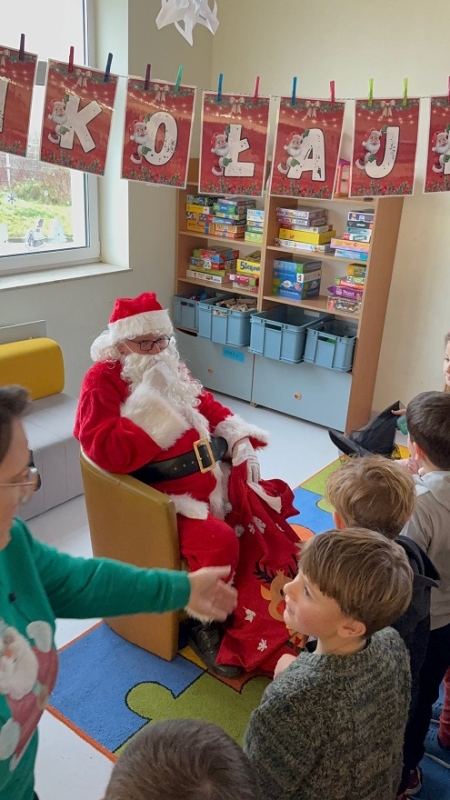 W Dniu Czerwonej Czapeczki w szkole – Rada Rodziców postanowiła zorganizować wiz...